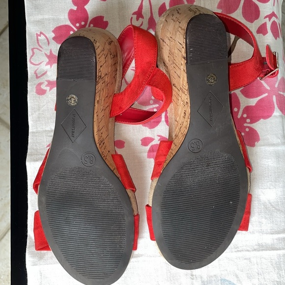 St. John’s Bay 8.5 red suede cork wedge Pasadena EUC cross toe sandal - Picture 5 of 8